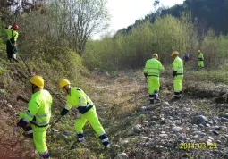 Volontari al lavoro nell'alveo del Varaita a Costigliole